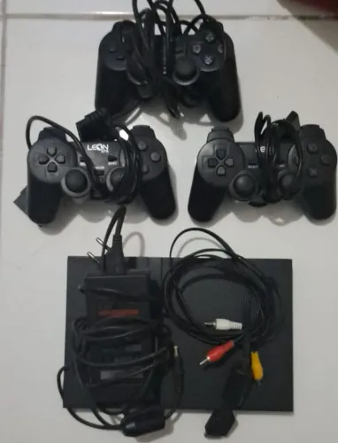 PLAYSTATION 2 (PS2) + 3 CONTROLES + MEMORY CARD 8MB