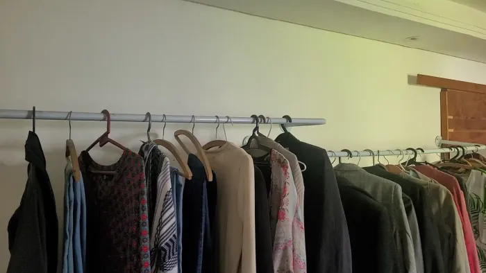 Arara de Parede para Roupas 