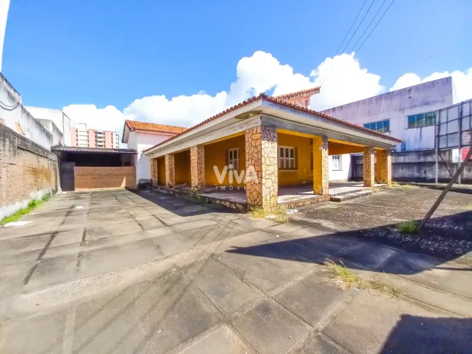 Terreno com 1.898 m² de área total na Av. 13 de maio