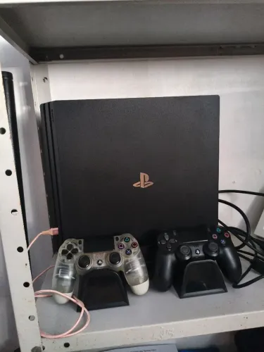 Vendo Play 4 Pro - 1 Terá com Base Carregadora para controles