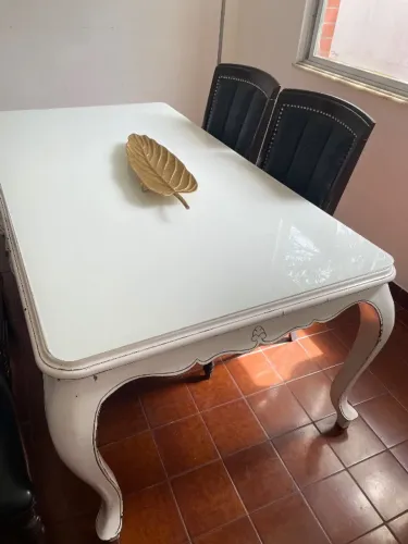Mesa de jantar provençal com vidro branco 
