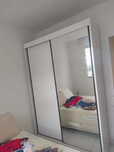 Guarda-roupa usado com espelho