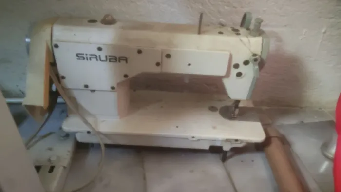 Máquina de costura Reta bancada vai junto