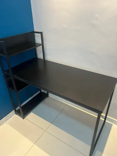 Mesa de estudos/escrivaninha preta em ótimo estado!