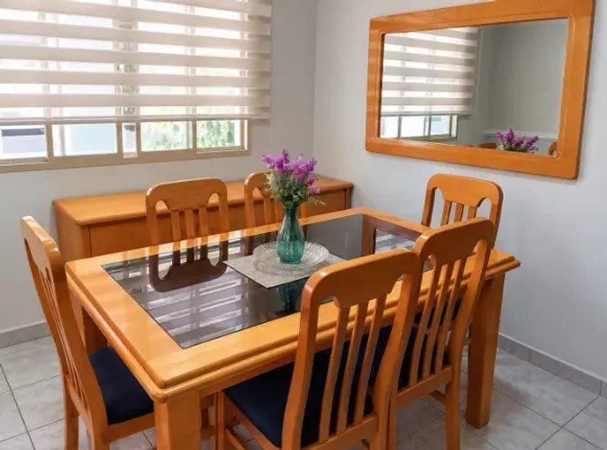 Conjunto Sala de Jantar: Mesa 6 Cadeiras, Buffet e Espelho