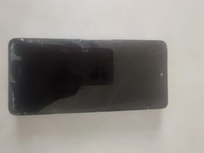 Estou vendendo moto G52 e perfeito estado apenas com,a tela quebrada!