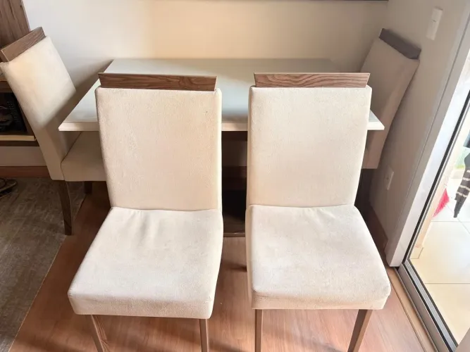 Mesa 1,20cm x 0,90cm e 4 cadeiras