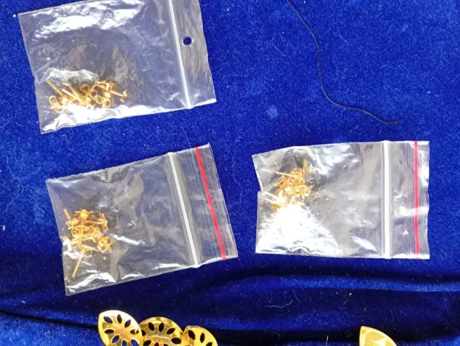 Mostruário com brincos folheados a ouro