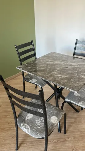 Mesa Quadrada com 4 Cadeiras - Excelente Estado!