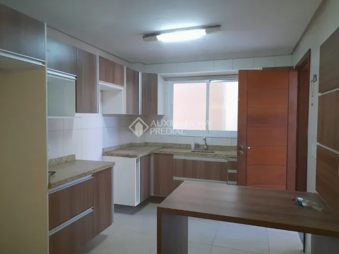 Casa 5 quartos com 3 vagas no centro de Canoas