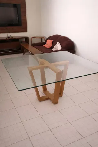 Vendo mesa com 6 cadeiras 