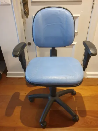 Cadeira de escritório giratória executiva azul com braços