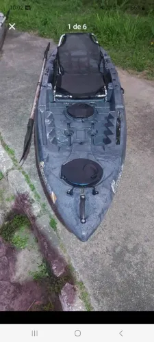 Caiaque de pesca esportiva e profissional