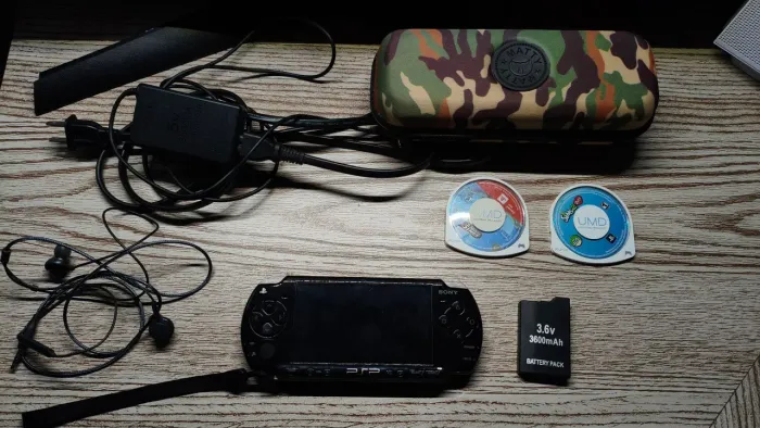 PSP 2001 - DESBLOQUEADO COM JOGOS MÍDIA FÍSICA E CARREGADOR ORIGINAL