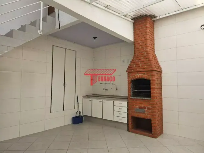 Sobrado para aluguel tem 193 metros quadrados com 3 quartos em Vila Gilda - Santo André -