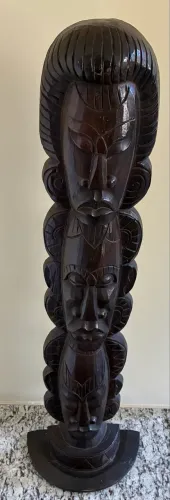 Totem indígena de madeira escura 