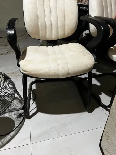 2 cadeiras com braços e pés fixos