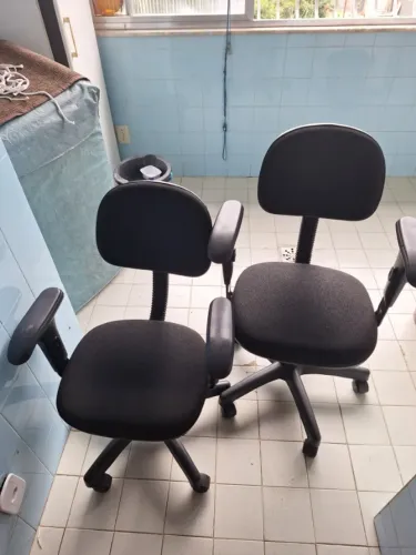 02 Cadeiras de Escritório Giratórias c/ braços
