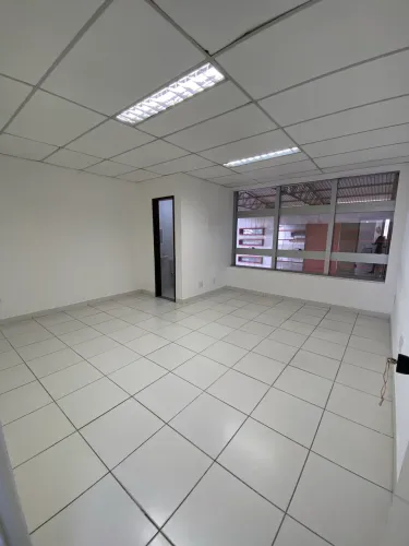 Sala com banheiro privativo