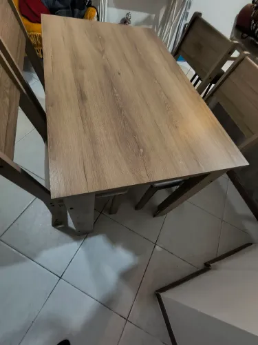 Vendo conjunto de mesa com 4 cadeiras 