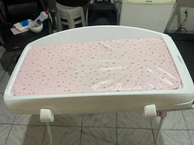 Banheira de bebê com trocador.