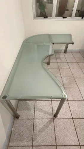 Mesa de alumínio com tampo de vidro