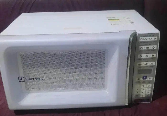 Vendo microondas para retirada de peça, liga tudo, mas não esquenta