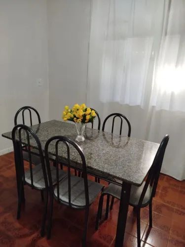 Mesa de mármore 6 cadeiras em perfeito estado