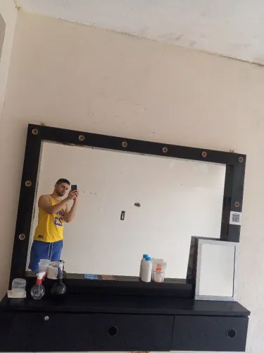 Vendo bancada para barbearia ou salão, espelho em perfeito estado e bancada conservada