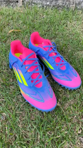 Chuteira society adidas praticamente nova