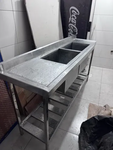 BANCADAS E MESAS EM AÇO INOX SOB MEDIDA