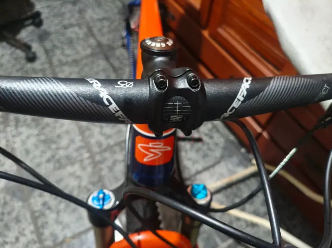 Guidão Race face 35mm novo, apenas instalado na bike na montagem, nunca rodou.