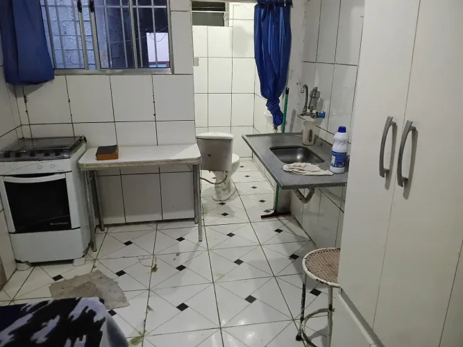 Alugo quarto com banheiro e pia