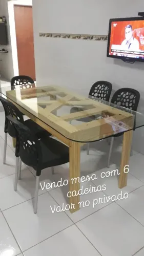 Mesa tampo de vidro com 6 cadeiras.