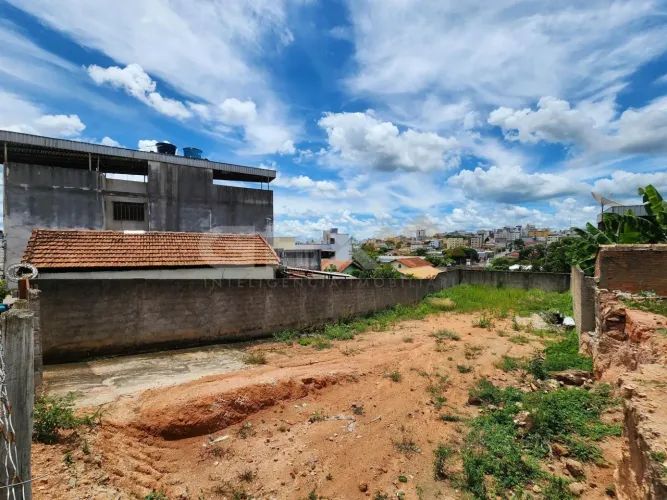 Lote com 345m², 10m² de frente, rua Pernambuco, Bairro Ipiranga, Divinópolis/MG