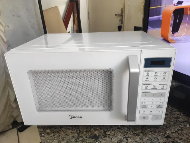 Microondas Midea 27 litros com de 3 meses.