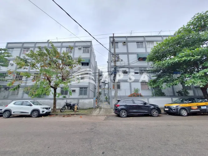RUA TRANQUILA E SILENCIOSA, PRÓXIMO A MERCADO, TRANSPORTE PUBLICO NA PORTA, PRÉDIO RECUADO