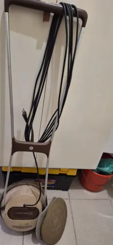 Enceradeira em bom estado funcionando perfeitamente, revisada em oficina especializada.