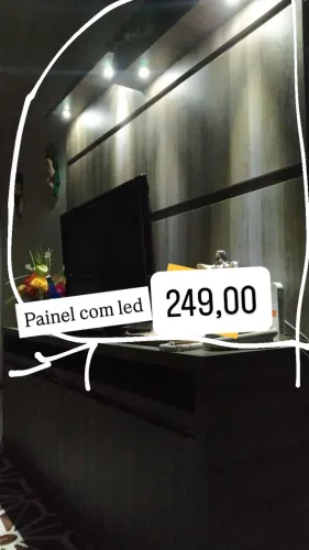 PAINEL E RACK COM LED AMADEIRADO