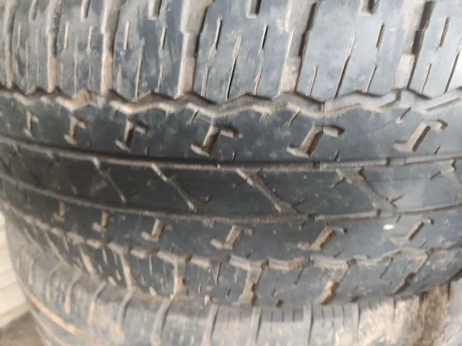  4 Pneu caminhonete  265/65 R17 $600,00