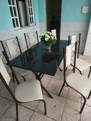 Mesa de granito com 6 cadeiras 
