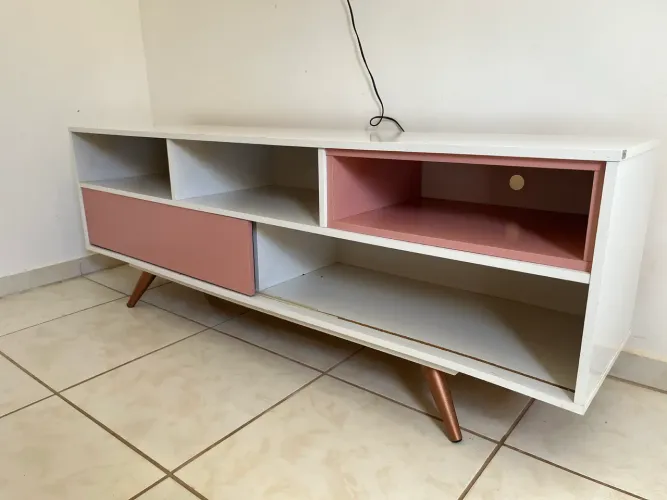 Rack retrô rosa e branco 