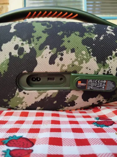 Vendo bombox 3 original acompanha carregador