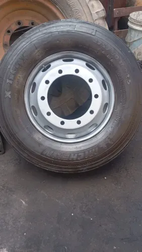 Vendo pneu e rodas 275 sem câmara