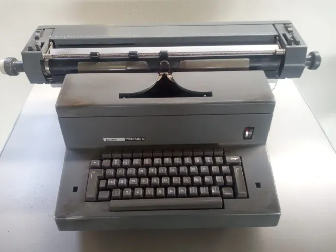 Vendo máquina de escrever elétrica Olivetti