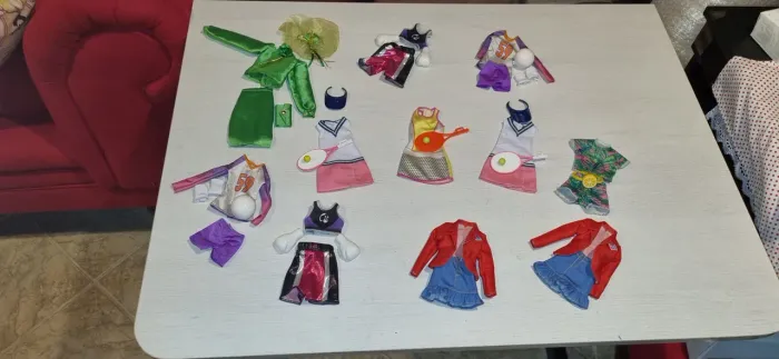 Roupas de Barbie. LEIA O ANÚNCIO.