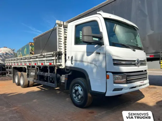 Volkswagen Delivery 13.180 6x2 Caminhão truck 6x2 carroceria grade baixa revisado