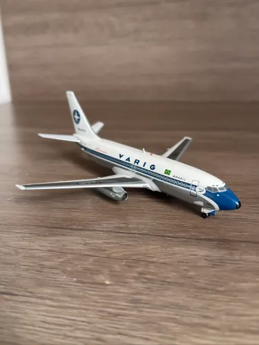 Miniatura em metal Boeing 737-200 VARIG escala 1:200