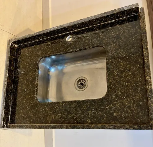 Bancada de granito verde ubatuba com cuba em inox