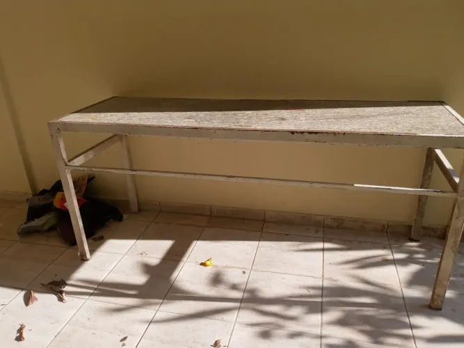 Mesa de ferro com pedra de marmore
